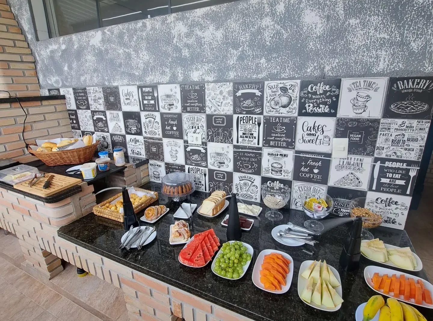 Café da manhã com frutas, pães e bolos