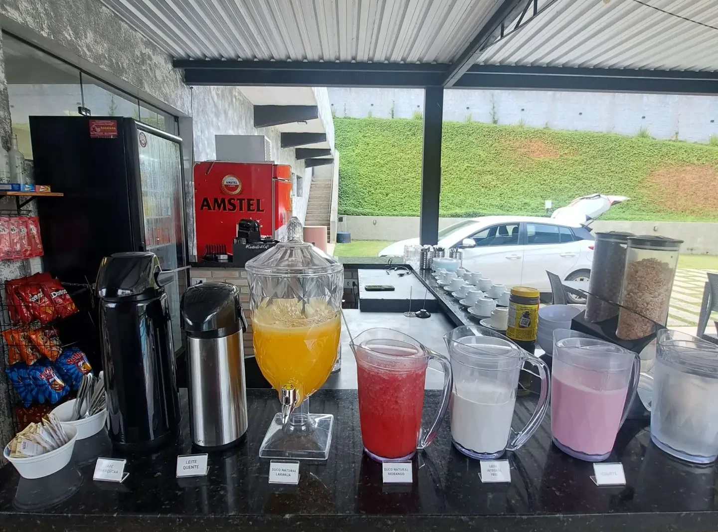 Estação de sucos naturais no café da manhã