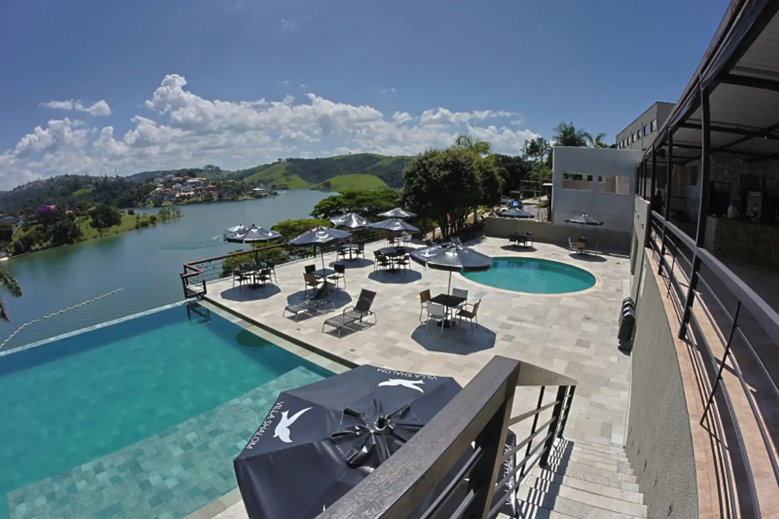 Área de lazer com piscina na Villa Shalom