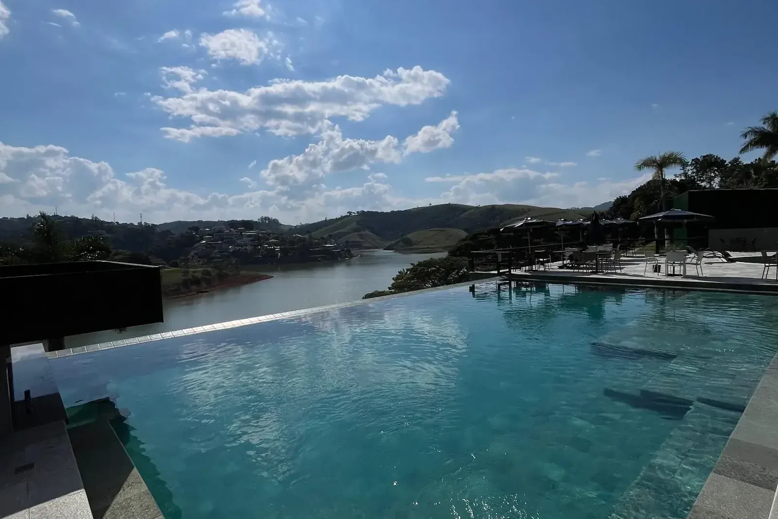 Piscina de borda infinita com vista para a represa