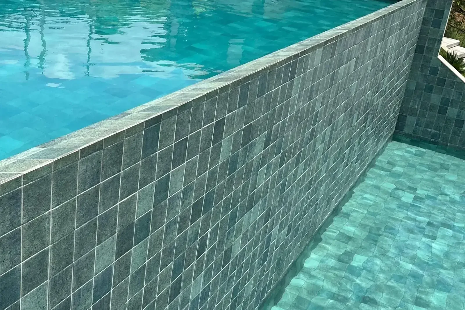 Piscina revestida em pastilhas verdes