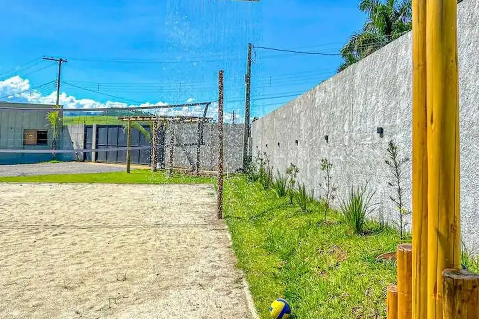 Quadra de areia multiuso com chuveirão