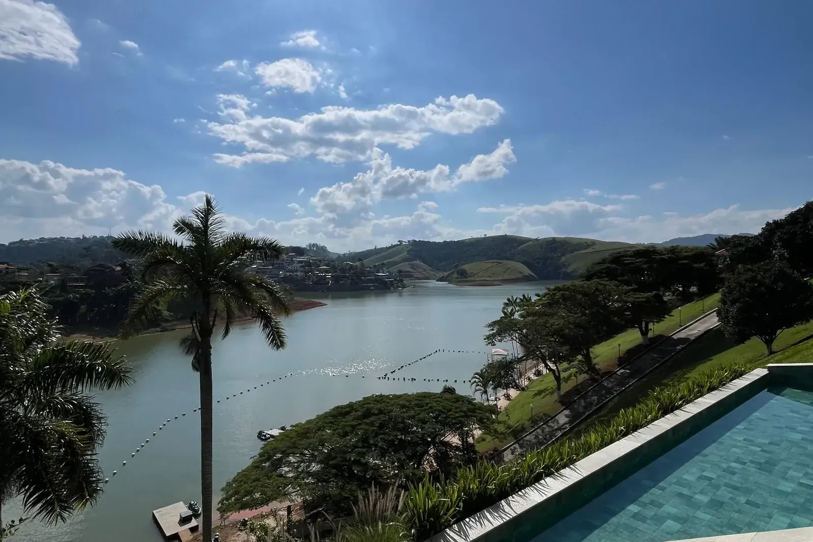 Vista panorâmica da represa a partir da piscina