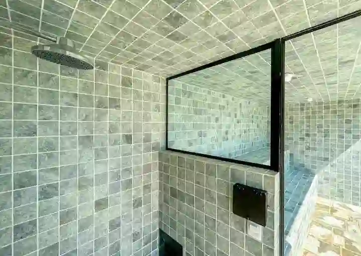 Sauna úmida com revestimento em pastilhas