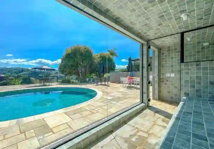 Piscina com vista panorâmica
