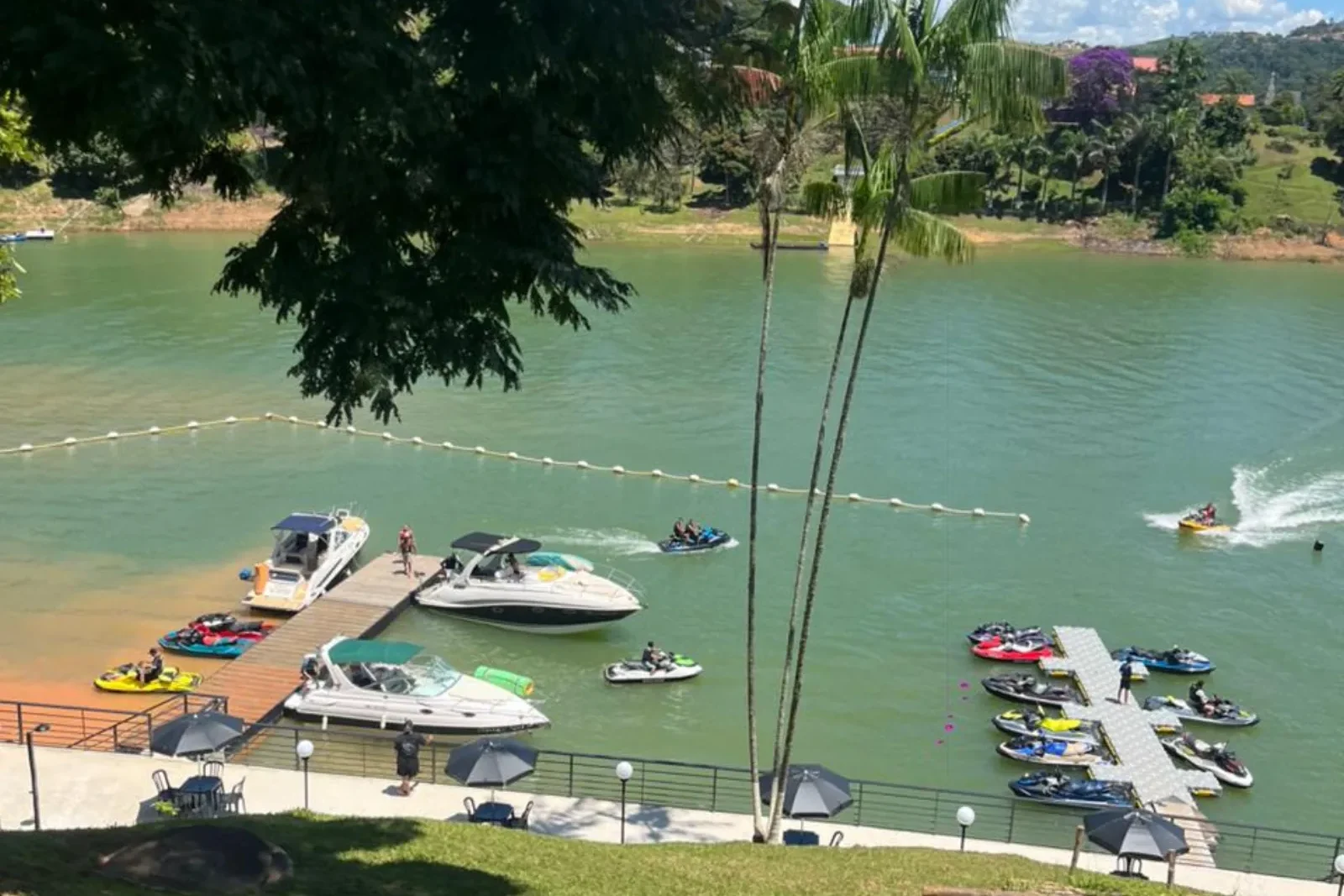 Serviço de colocação e retirada de embarcações