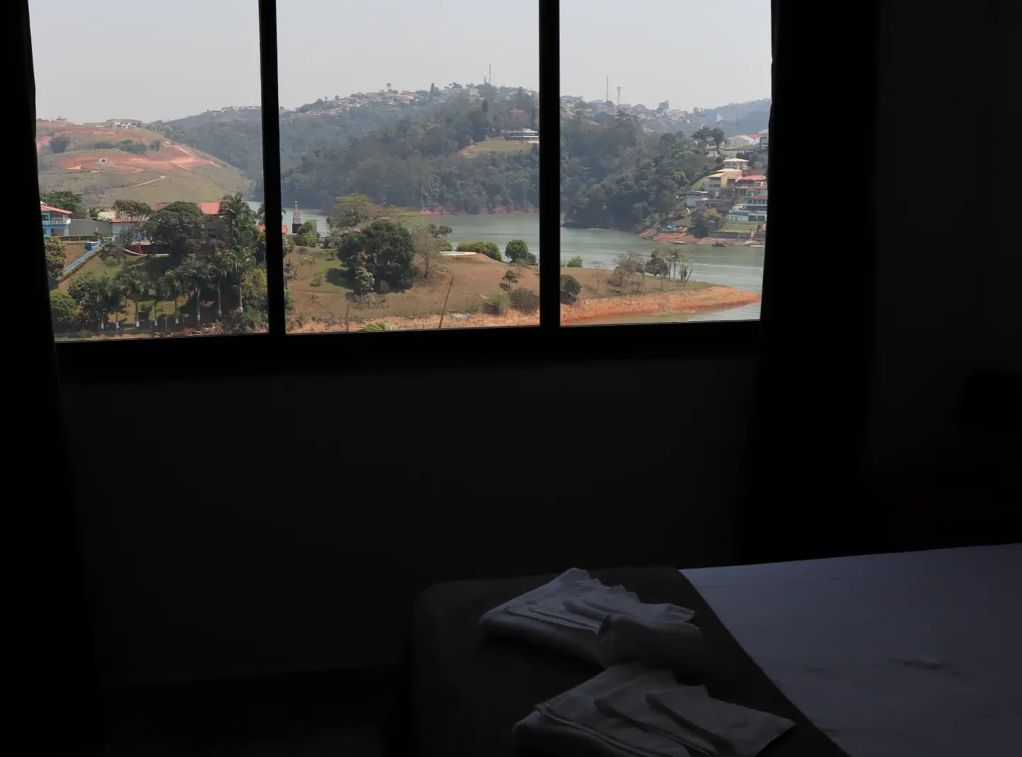 Vista para a represa a partir da hospedagem